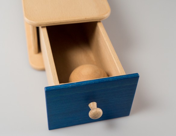 SCATOLA DELLA PERMANENZA DELL'OGGETTO, CON SFERA IN LEGNO E CASSETTO